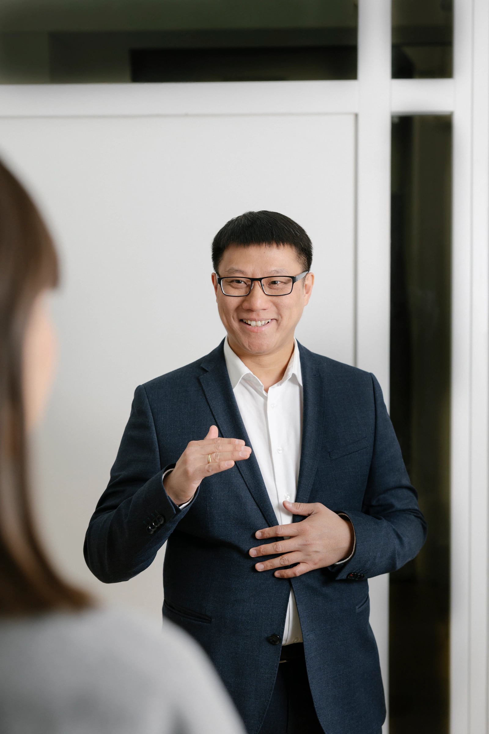 Wang-Yu Ko im Gespräch mit einer Kundin, mit den Händen erklärend